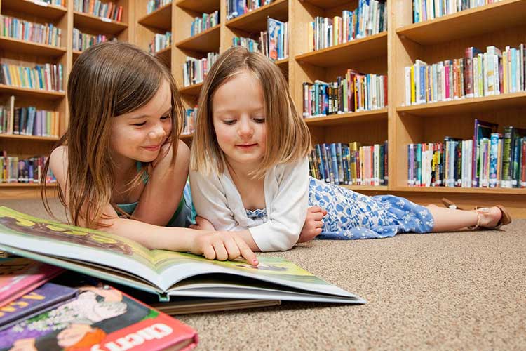 La bibliothèque est le lieu idéal pour transmettre le goût de la lecture à vos enfants