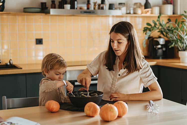 Cuisiner en famille : une belle façon de cultiver la complicité avec vos enfants !