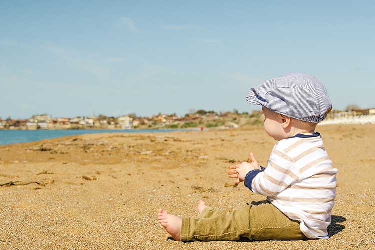 N exposez pas bébé au soleil durant les heures les plus chaudes de la journée