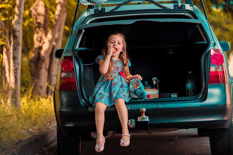 Avec les 3-6 ans, improvisez des jeux faciles dans la voiture