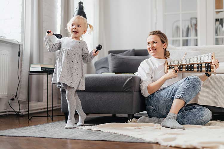 Des maracas faites maison pour éveiller les sens de bébé