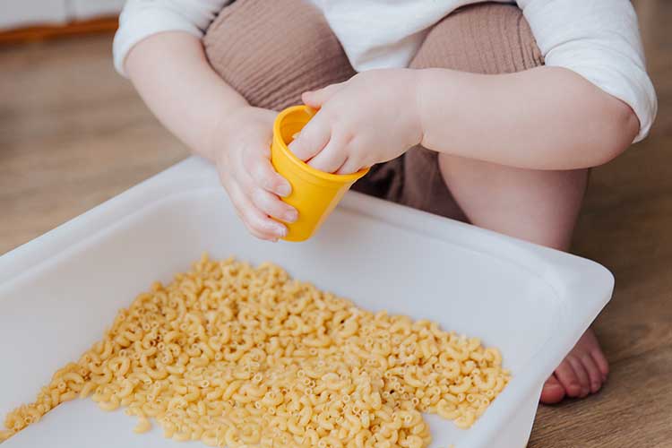 Inspirez-vous de la pédagogie Montessori pour éveiller bébé avec les objets de la maison