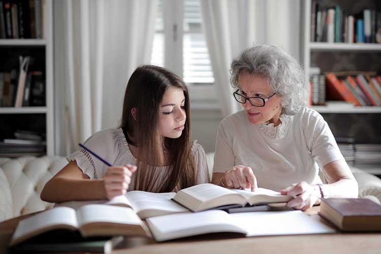 Adoptez une posture sereine et positive pour accompagner votre enfant pendant les devoirs