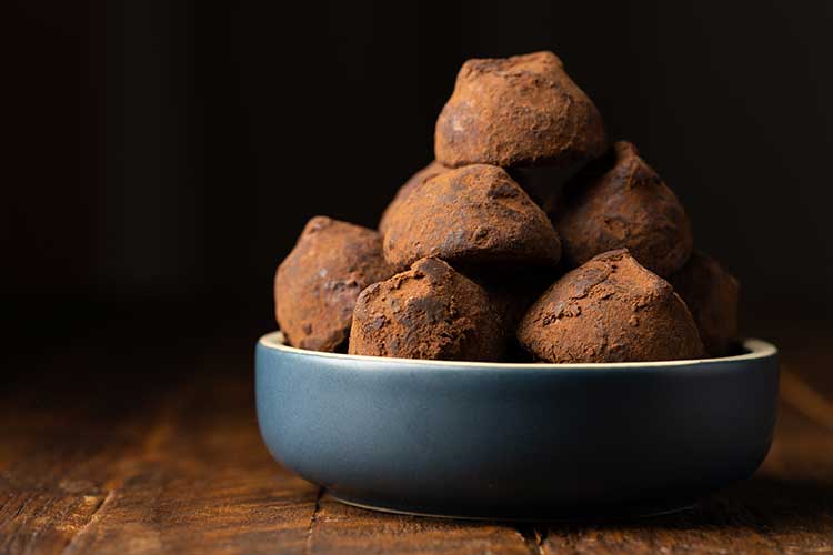 Les truffes en chocolat : une recette de Noël très amusante à préparer pour les enfants